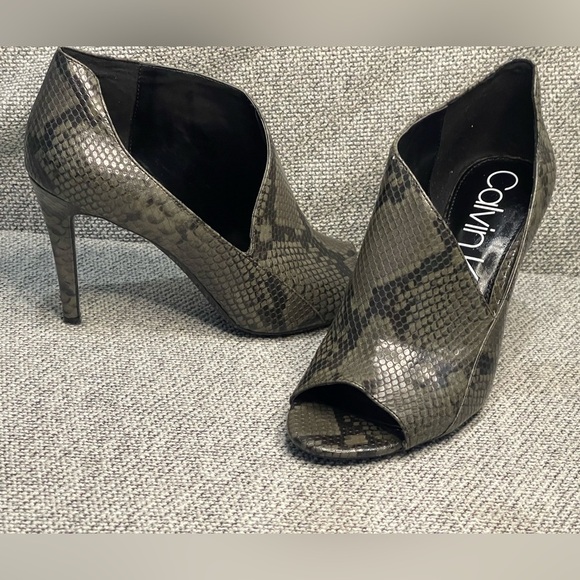 Calvin Klein Black and Gray Peep-Toe Heels with Textured Design - Picture 1 of 16